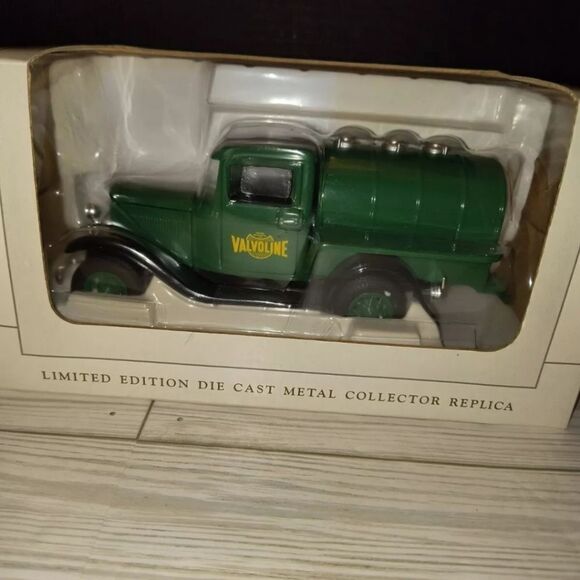 SpecCast Diecast Collectibles Metal 1932 Ford Valvoline Collector Replica Truck - Picture 7 of 10